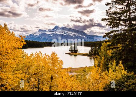 Mount Rundle da Lake Two Jack, Banff, Alberta, Canada Foto Stock