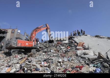 I palestinesi cercano i sopravvissuti nelle macerie di un edificio nel campo profughi di Nuseirat i palestinesi cercano i sopravvissuti nelle macerie di un edificio nel campo profughi di Nuseirat, nella Striscia di Gaza centrale, il 1° novembre 2023, nel mezzo di un continuo bombardamento israeliano dell'enclave palestinese. Migliaia di civili, sia palestinesi che israeliani, sono morti dal 7 ottobre 2023, dopo che i militanti palestinesi di Hamas con base nella Striscia di Gaza sono entrati nel sud di Israele in un attacco senza precedenti che ha innescato una guerra dichiarata da Israele ad Hamas con attentati di rappresaglia a Gaza. Foto di Naaman Omar apaima Foto Stock