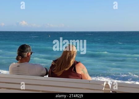 I vacanzieri si godono il sole invernale a Nizza Foto Stock