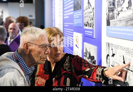 Chongqing, Stilwell Museum nel comune di Chongqing della Cina sud-occidentale. 1 novembre 2023. Harry Moyer, veterano delle tigri volanti (L, fronte), visita il Museo Stilwell nel comune di Chongqing della Cina sud-occidentale, 1 novembre 2023. Jeffrey Greene, presidente della sino-American Aviation Heritage Foundation e veterani delle Flying Tigers Harry Moyer e Melvin McMullen, hanno visitato lo Stilwell Museum di Chongqing mercoledì. PER ANDARE CON "Feature: Flying Tigers legacy propels China-U.S. Cooperation" Credit: Wang Quanchao/Xinhua/Alamy Live News Foto Stock