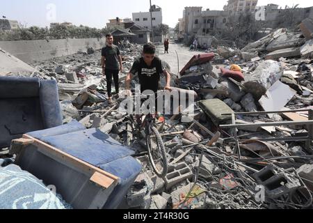 I palestinesi cercano i sopravvissuti nelle macerie di un edificio nel campo profughi di Nuseirat i palestinesi cercano i sopravvissuti nelle macerie di un edificio nel campo profughi di Nuseirat, nella Striscia di Gaza centrale, il 1° novembre 2023, nel mezzo di un continuo bombardamento israeliano dell'enclave palestinese. Migliaia di civili, sia palestinesi che israeliani, sono morti dal 7 ottobre 2023, dopo che i militanti palestinesi di Hamas con base nella Striscia di Gaza sono entrati nel sud di Israele in un attacco senza precedenti che ha innescato una guerra dichiarata da Israele ad Hamas con attentati di rappresaglia a Gaza. Foto di Naaman Omar apaima Foto Stock