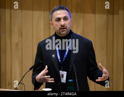 Il CEO e co-fondatore di Infection ai, Mustafa Suleyman, partecipa a un incontro mediatico al summit sulla sicurezza dell'intelligenza artificiale, il primo summit globale sull'uso sicuro dell'intelligenza artificiale, al Bletchley Park di Milton Keynes, Buckinghamshire. Data foto: Mercoledì 1 novembre 2023. Foto Stock