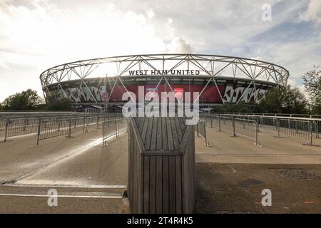 Londra, Regno Unito. 1 novembre 2023. Il sole esplode sullo Stadio di Londra davanti alla partita del quarto turno della Carabao Cup West Ham United vs Arsenal al London Stadium, Londra, Regno Unito, 1 novembre 2023 (foto di Mark Cosgrove/News Images) a Londra, Regno Unito il 1° novembre 2023. (Foto di Mark Cosgrove/News Images/Sipa USA) credito: SIPA USA/Alamy Live News Foto Stock