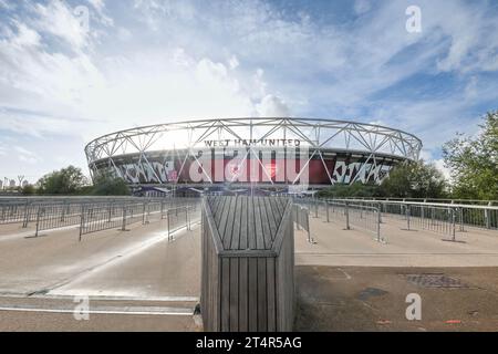 Londra, Regno Unito. 1 novembre 2023. Il sole esplode sullo Stadio di Londra davanti alla partita del quarto turno della Carabao Cup West Ham United vs Arsenal al London Stadium, Londra, Regno Unito, 1 novembre 2023 (foto di Mark Cosgrove/News Images) a Londra, Regno Unito il 1° novembre 2023. (Foto di Mark Cosgrove/News Images/Sipa USA) credito: SIPA USA/Alamy Live News Foto Stock