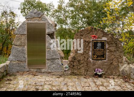 Monumento in pietra a Jan Milíč Zelenka, partecipante alla resistenza ceca della seconda guerra mondiale, e collegamento con i paracadutisti antropoidi, al posto del suo suicidio a Praga. Foto Stock