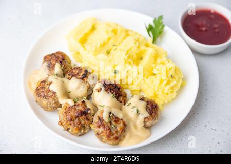 noisettes svedesi (fricandel) con purè di patate, salsa cremosa di Brune Sos e salsa di mirtilli rossi. Polpette tradizionali con guarnitura. Sele Foto Stock