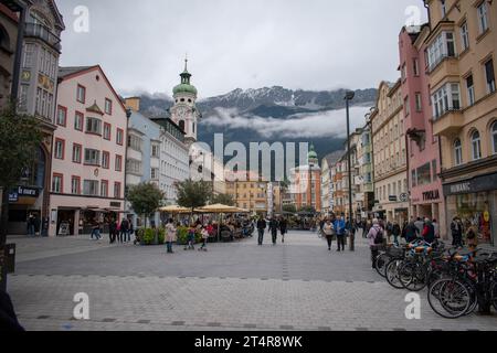 Paesaggio alpino a Innsbruck, Tirolo, Austria il 18 ottobre 2022 alberi e montagne. Foto Stock