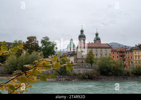 Paesaggio alpino a Innsbruck, Tirolo, Austria il 18 ottobre 2022 alberi e montagne. Foto Stock