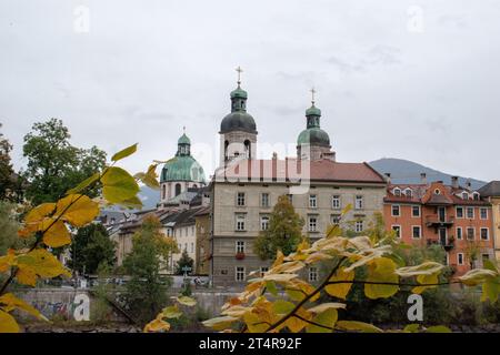 Paesaggio alpino a Innsbruck, Tirolo, Austria il 18 ottobre 2022 alberi e montagne. Foto Stock