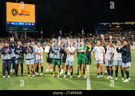 Perth, Australia. 1 novembre 2023. Perth, Australia, 1° novembre 2023: I giocatori del Taipei cinese ringraziano i tifosi dopo la partita di qualificazione olimpica femminile dell'AFC tra l'Australia e il Taipei cinese al Perth Rectangular Stadium di Perth, Australia (Noe Llamas/SPP) credito: SPP Sport Press Photo. /Alamy Live News Foto Stock