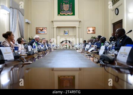 Lusaka, Zambia. 1 novembre 2023. Il presidente tedesco Frank-Walter Steinmeier (4° da sinistra) e Hakainde Hichilema (3° da destra), presidente dello Zambia, incontrano le loro delegazioni alla State House. Il Presidente Steinmeier è in visita nei paesi dell'Africa orientale della Tanzania e dello Zambia questa settimana. Crediti: Bernd von Jutrczenka/dpa/Alamy Live News Foto Stock