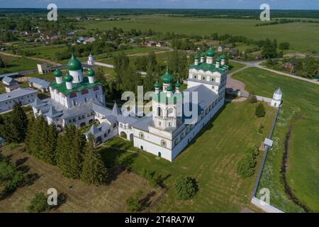 Ammira dall'alto gli antichi templi del monastero Nikolo-Vyazhishchi in un soleggiato giorno di giugno. Vyazhishi, regione di Novgorod. Russia Foto Stock