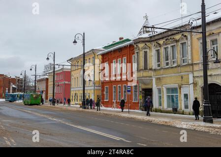 RYBINSK, RUSSIA - 3 GENNAIO 2021: Giorno nuvoloso di gennaio in via Krestovaya. Centro storico di Rybinsk Foto Stock