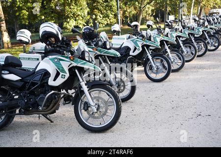 22 ottobre 2023 - ITALIA le motociclette della polizia locale italiana di Milano parcheggiate nel parco Sempione di Milano - Lombardia Foto Stock