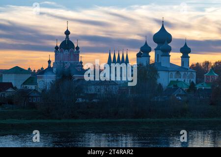 Vista dell'antico monastero dell'assunzione di Tikhvin al crepuscolo di ottobre. Regione di Leningrado, Russia Foto Stock