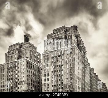New York City, New York, USA, 16 gennaio 2018, vista della parte superiore delle torri di London Terrace, un complesso di appartamenti situato a Chelsea, Manhattan Foto Stock
