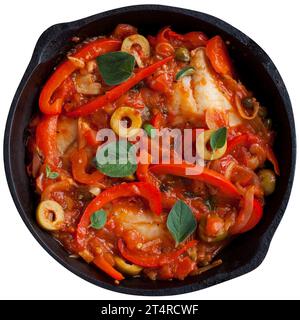 Pesce tilapia al forno con pomodoro, pepe, olive e capperi serviti in padella di ferro, isolato su sfondo bianco. Foto Stock