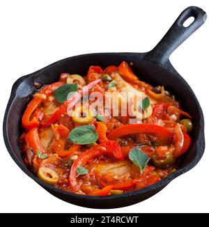 Pesce tilapia al forno con pomodoro, pepe, olive e capperi serviti in padella di ferro, isolato su sfondo bianco. Foto Stock