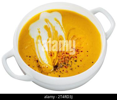 Zuppa di zucca con curcuma, lime e cocco in ciotola bianca, isolata su sfondo bianco. Foto Stock