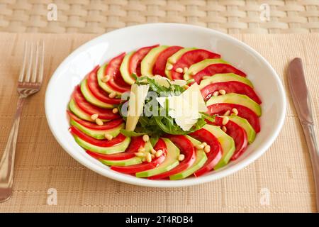 Insalata dietetica con zucchine, pomodoro, rucola e parmigiano a fette, antipasto salutare o antipasto. Foto Stock