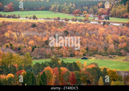Balmoral Estates Crathie Scozia, vista autunnale lungo la valle del Dee fino al fiume Dee e alberi e foglie colorate Foto Stock