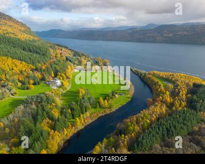 Vista aerea del fiume Moriston che sfocia nel Loch Ness con colori autunnali a Invermoriston, Scozia, Regno Unito Foto Stock