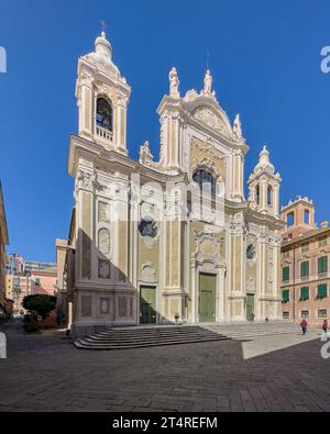 Questa immagine raffigura una chiesa tradizionale accompagnata da un passaggio pedonale esterno situato di fronte ad essa Foto Stock