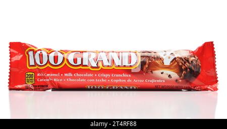 IRVINE, CALIFORNIA - 1 novembre 2023: Un grande bar di caramelle a grandezza naturale del 100 da Nestle. Foto Stock