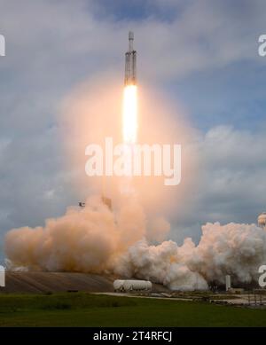 CAPE CANAVERAL, FLORIDA, USA - 13 ottobre 2023 - Un razzo SpaceX Falcon Heavy con la navicella spaziale Psyche a bordo viene lanciato dal Launch Complex 39A, Foto Stock