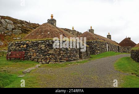 Una vista dei crofts restaurati nel Blackhouse Village, Baile Tughaidh, a Garenin, sulla costa occidentale dell'Isola di Lewis, Ebridi esterne, Scozia. Foto Stock