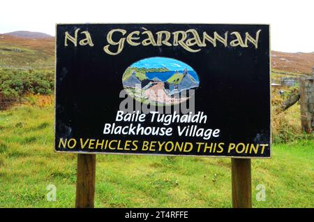 Un cartello indicante l'ingresso al Blackhouse Village, Baile Tughaidh, sulla costa occidentale dell'Isola di Lewis, Ebridi esterne, Scozia. Foto Stock