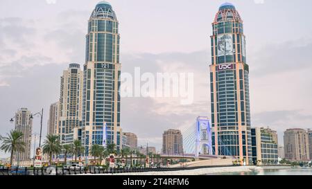 Pearl, Qatar - 1 novembre 2023: Ponte di Gewan all'entrata dell'area residenziale perla. Il Pearl Qatar è un'isola artificiale vicino al prestigioso W di Doha Foto Stock