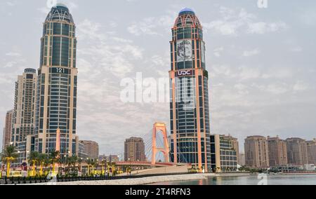 Pearl, Qatar - 1 novembre 2023: Ponte di Gewan all'entrata dell'area residenziale perla. Il Pearl Qatar è un'isola artificiale vicino al prestigioso W di Doha Foto Stock