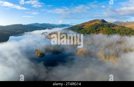 Vista aerea dell'inversione delle nuvole al mattino presto accanto a Loch Beinn a Mheadhoin a Glen Affric, Highlands scozzesi, Scozia, Regno Unito Foto Stock