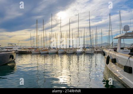 Yacht di lusso nel porto turistico di Port de Saint-Tropez a Saint-Tropez, Francia al tramonto. Foto Stock