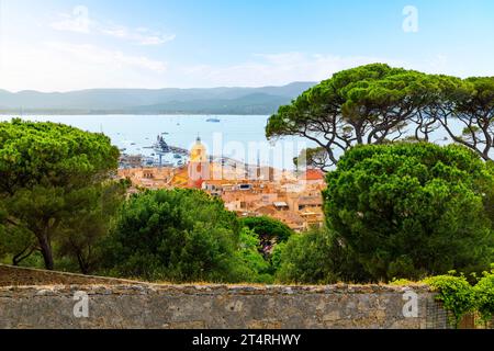 Il porto, il porticciolo e la città vecchia di Saint-Tropez, Francia, lungo la Costa Azzurra, vista dall'antica cittadella o castello sulla collina. Foto Stock