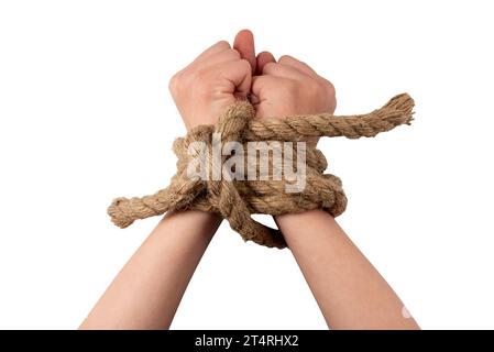 Mani legate con una corda di iuta forte in un nodo su sfondo bianco. Mano con corda Foto Stock