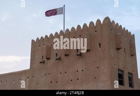 Doha, Qatar- 1 novembre 2023: Storico forte Zubarah (al Zubara) nel nord-est dei deserti del Qatar, ai margini del golfo Persico. Foto Stock