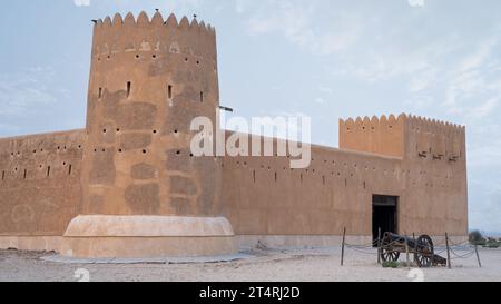 Doha, Qatar- 1 novembre 2023: Storico forte Zubarah (al Zubara) nel nord-est dei deserti del Qatar, ai margini del golfo Persico. Foto Stock