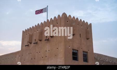 Doha, Qatar- 1 novembre 2023: Storico forte Zubarah (al Zubara) nel nord-est dei deserti del Qatar, ai margini del golfo Persico. Foto Stock