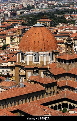 Cupola di piastrelle rosse della Capella dei principi e campanile dell'adiacente Basilica di San Lorenzo a Firenze, Toscana, Italia. La basilica rinascimentale fu progettata da Filippo Brunelleschi (1377 - 1446) e costruita dal 1421 al 1461. La capella barocca o Cappella dei principi fu costruita nei primi anni del 1600 come luogo di sepoltura per i membri della famiglia Medici. Foto Stock