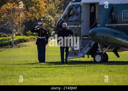 Washington, DC, USA. 1 novembre 2023. Il presidente degli Stati Uniti Joe Biden si imbarca su Marine One sul South Lawn della Casa Bianca a Washington, DC, Stati Uniti, mercoledì 1° novembre, 2023. Biden è in viaggio a Northfield, Minnesota, come parte del suo administrations Investing in Rural America Event Series Credit: Anna Rose Layden/Pool via CNP/dpa/Alamy Live News Foto Stock