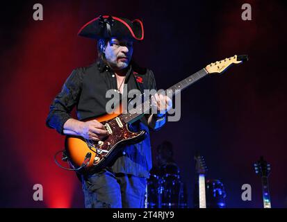 Hollywood FL, Stati Uniti. 31 ottobre 2023. Mana si esibisce durante il Mexico Lindo Y Querido Tour all'Hard Rock Live tenutosi al Seminole Hard Rock Hotel & Casino il 31 ottobre 2023 a Hollywood, Florida. Crediti: Mpi04/Media Punch/Alamy Live News Foto Stock