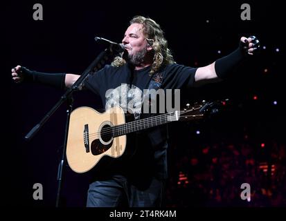 Hollywood FL, Stati Uniti. 31 ottobre 2023. Mana si esibisce durante il Mexico Lindo Y Querido Tour all'Hard Rock Live tenutosi al Seminole Hard Rock Hotel & Casino il 31 ottobre 2023 a Hollywood, Florida. Crediti: Mpi04/Media Punch/Alamy Live News Foto Stock