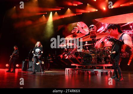Hollywood FL, Stati Uniti. 31 ottobre 2023. Mana si esibisce durante il Mexico Lindo Y Querido Tour all'Hard Rock Live tenutosi al Seminole Hard Rock Hotel & Casino il 31 ottobre 2023 a Hollywood, Florida. Crediti: Mpi04/Media Punch/Alamy Live News Foto Stock