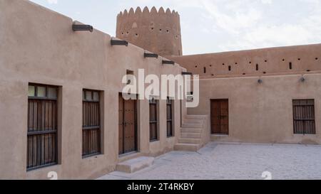 Doha, Qatar- 1 novembre 2023: Storico forte Zubarah (al Zubara) nel nord-est dei deserti del Qatar, ai margini del golfo Persico. Foto Stock