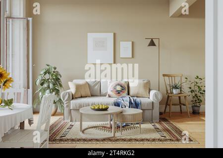 Design scandinavo degli interni del soggiorno in delicate tonalità neutre con finestre, pareti beige, pavimento in legno duro, mobili intimi e un bel decor Foto Stock