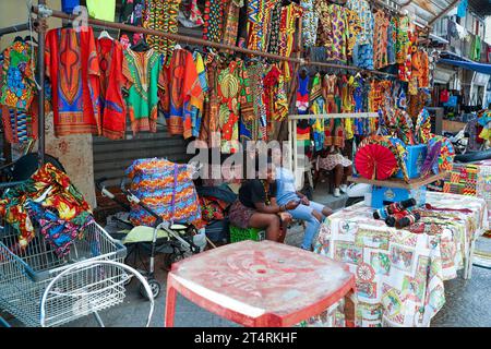 Sicilia, Italia - 22 giugno 2022: Un negozio di abbigliamento da strada nel mercato di palermo con venditori che guardano la macchina fotografica Foto Stock