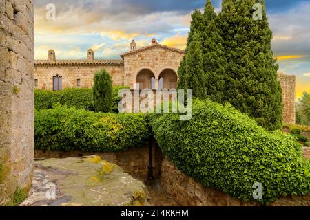 Le strade medievali di pietra di Pals Spagna al tramonto dopo una pioggia estiva lungo la costa della Costa Brava del Mar Mediterraneo a Girona Foto Stock