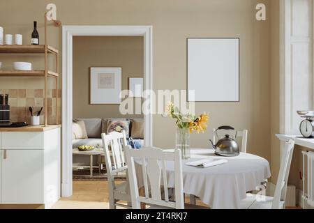 Design scandinavo degli interni del soggiorno in delicate tonalità neutre con finestre, pareti beige, pavimento in legno duro, mobili intimi e un bel decor Foto Stock